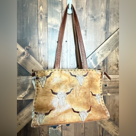 Kelly’s Cowgirl Classics Brown Leather Cowhide Tote with Longhorn Skull Design - Picture 1 of 14